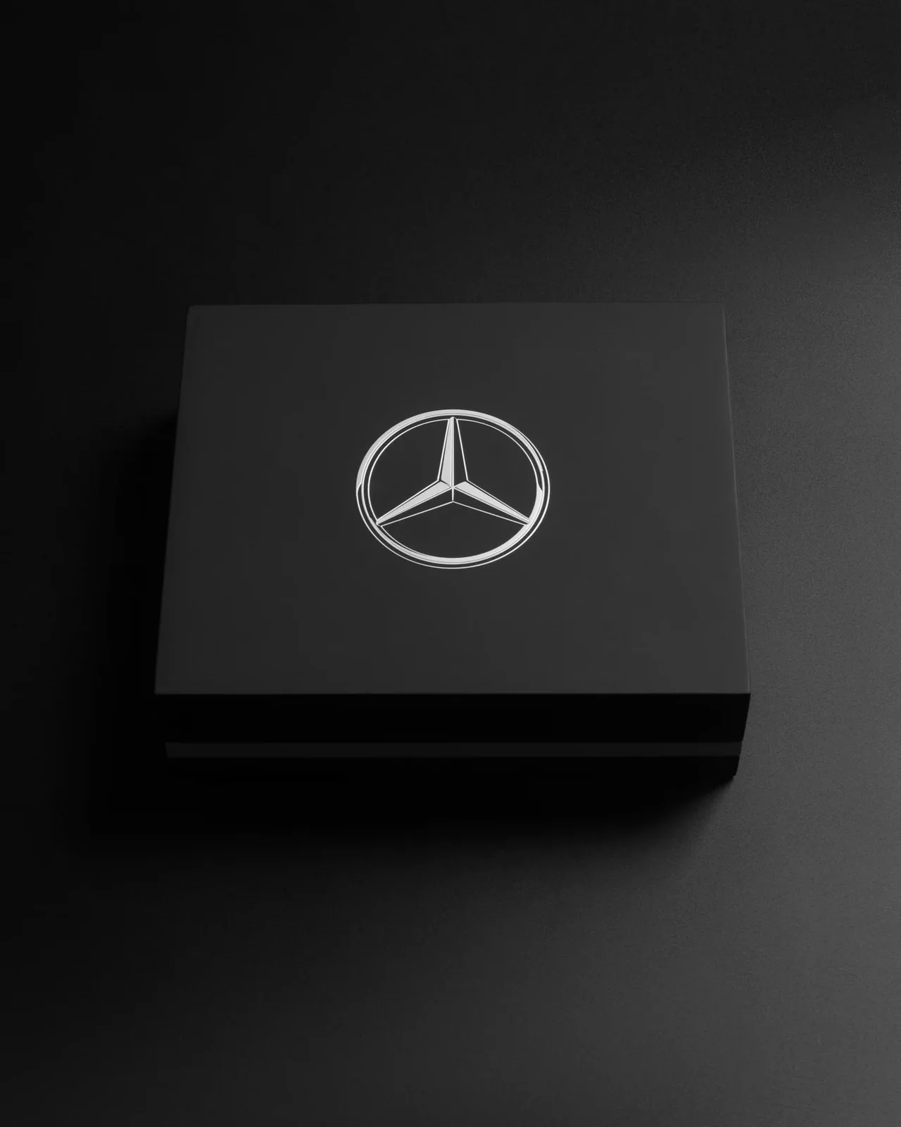 Mercedes-Benz — коробка с логотипом