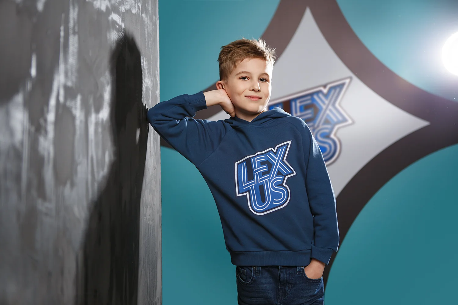 Мальчик в толстовке Lexus Kids