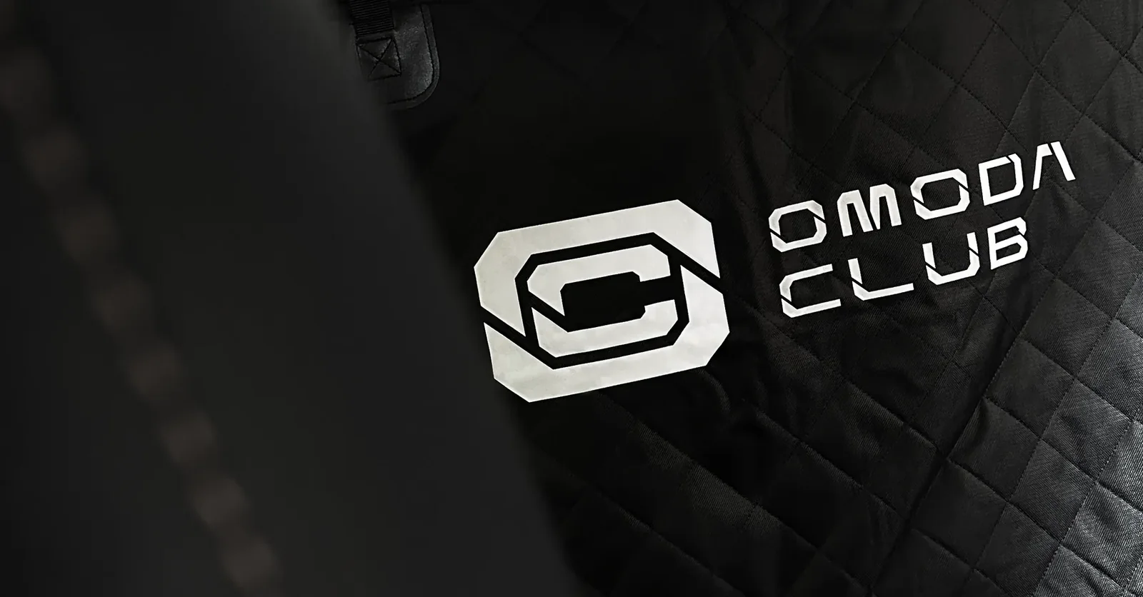 Логотип OMODA CLUB на стёганом гамаке