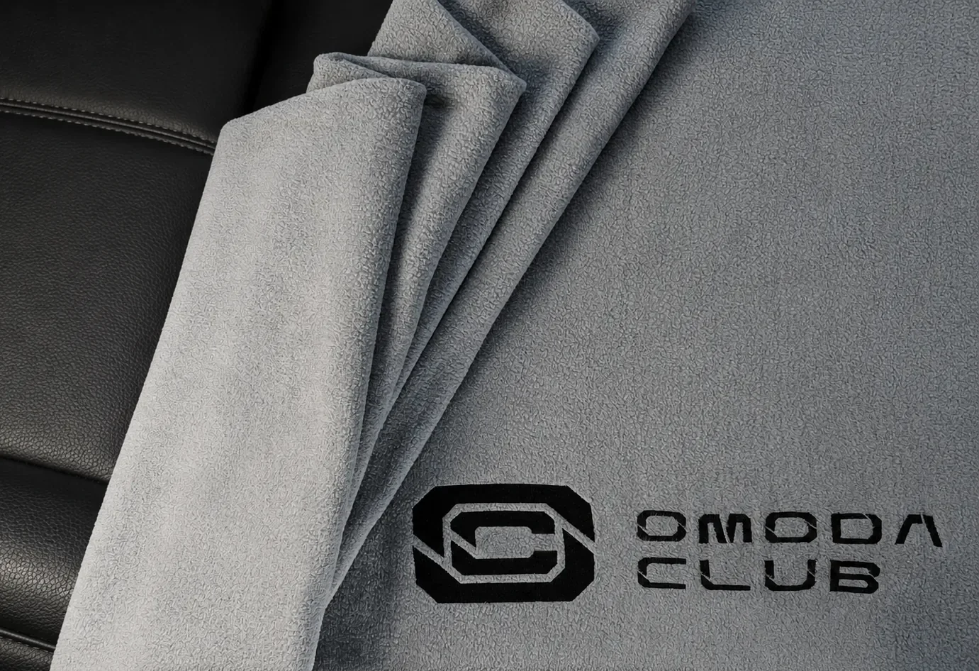 Вышивка OMODA CLUB на флисовом пледе