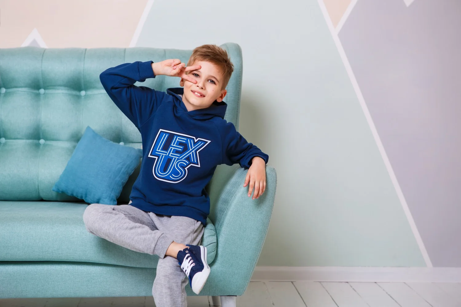 Мальчик в толстовке Lexus Kids