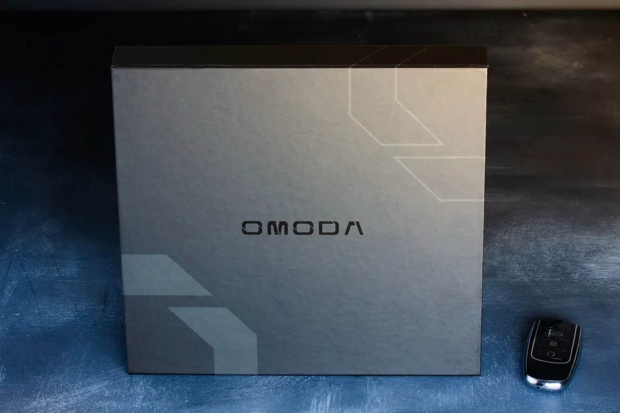 Коробка OMODA рядом с ключом автомобиля